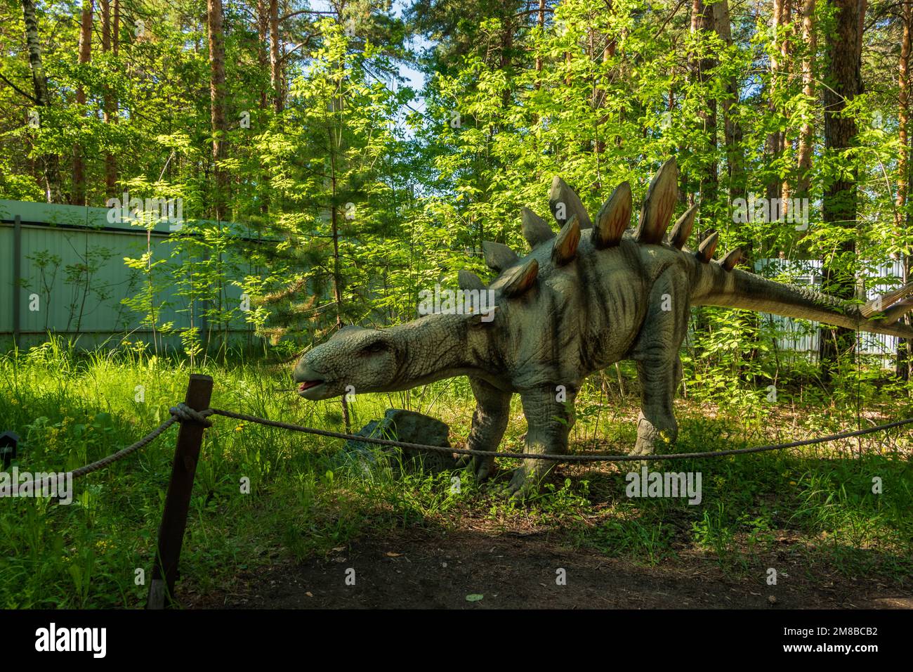 Chelyabinsk, Russie - 01 juin 2022. Un dinosaure figure dans un parc de la ville. Banque D'Images