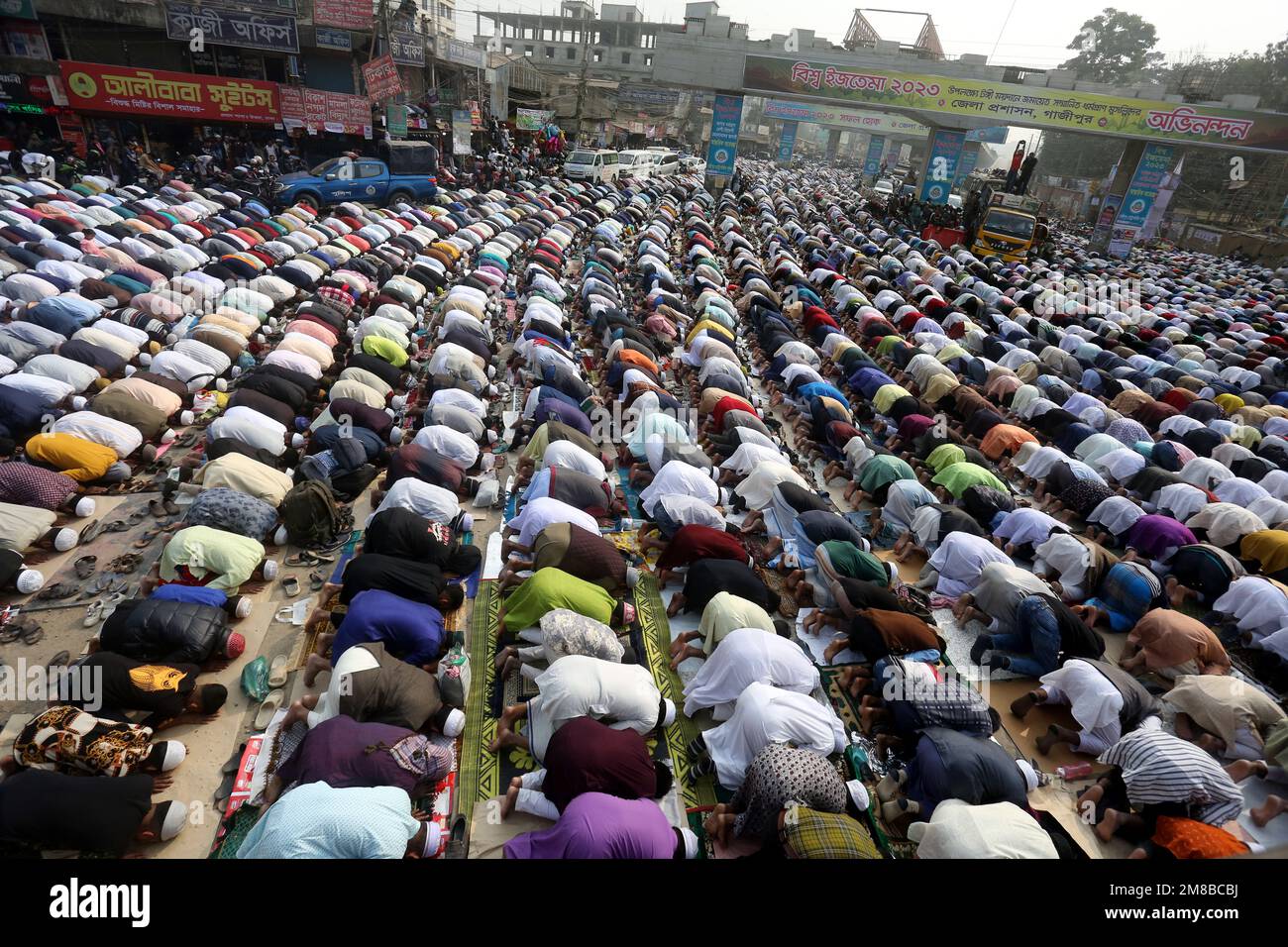 Dhaka, 13/01/2023, les dévotés musulmans proposent des prières à midi lors de la "Biswa Ijtema" ou de la Congrégation musulmane mondiale de Tongi, à la périphérie de Dhakar. C'est la deuxième plus grande congrégation de la communauté musulmane après le pèlerinage à la Mecque pour le Hajj. Parce qu'il est non politique, il attire des gens de toute persuasion et est assisté par des dévotés de 150 pays. Il culmine dans le Munajat d'Akheri ou dans la supplication finale dans laquelle des millions de dévotés lèvent les mains devant Allah et prient pour la paix mondiale. Dhaka, Bangladesh, 13 janvier 2023. Photo de Habibur Rahman/ABACAPRES Banque D'Images