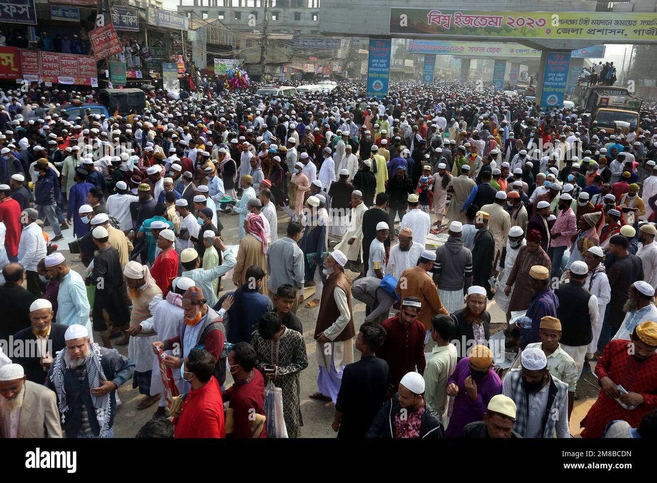 Dhaka, 13/01/2023, les dévotés musulmans proposent des prières à midi lors de la "Biswa Ijtema" ou de la Congrégation musulmane mondiale de Tongi, à la périphérie de Dhakar. C'est la deuxième plus grande congrégation de la communauté musulmane après le pèlerinage à la Mecque pour le Hajj. Parce qu'il est non politique, il attire des gens de toute persuasion et est assisté par des dévotés de 150 pays. Il culmine dans le Munajat d'Akheri ou dans la supplication finale dans laquelle des millions de dévotés lèvent les mains devant Allah et prient pour la paix mondiale. Dhaka, Bangladesh, 13 janvier 2023. Photo de Habibur Rahman/ABACAPRES Banque D'Images