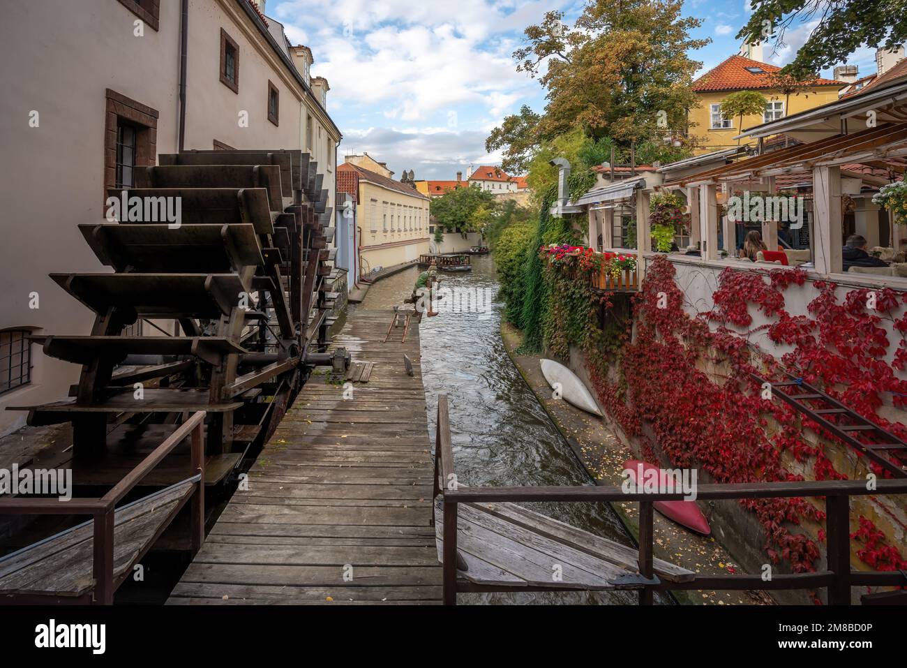 Ancienne roue de l'eau au canal de Certovka connu sous le nom de Prague Little Venice - Prague, République tchèque Banque D'Images