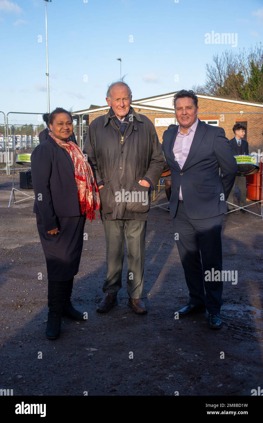 Londres, Royaume-Uni. 13th janvier 2023. Le pont Dukes Meadows ouvre un accès amélioré à Thames Path pour Chiswick. Londres, Royaume-Uni. Sabina Martin, NK, John Todd.Chiswick le projet de 4 ans du conseiller John Todd s'est concrétisé avec le maire de Hounslow, Raghwinder Siddhu, qui a coupé le ruban. La classe de théâtre et le groupe de charpente d'acier de l'école Chiswick se sont produits avec énergie. Toast le chien a été le premier canin à utiliser le pont qui va sous le pont Barnes. Crédit : Peter Hogan/Alay Live News Banque D'Images