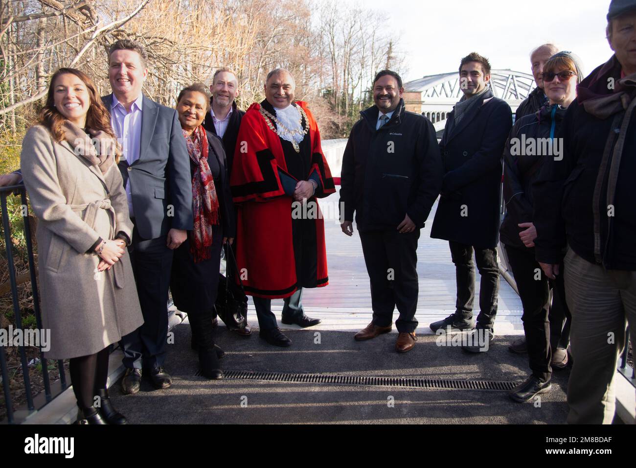 Londres, Royaume-Uni. 13th janvier 2023. Le pont Dukes Meadows ouvre un accès amélioré à Thames Path pour Chiswick. Londres, Royaume-Uni. Raghwinder Siddhu, maire de Hounslow, en peignoirs. Le projet de 4 ans du conseiller de Chiswick, John Todd, s'est concrétisé avec le maire de Hounslow, Raghwinder Siddhu, qui a coupé le ruban. La classe de théâtre et le groupe de charpente d'acier de l'école Chiswick se sont produits avec énergie. Toast le chien a été le premier canin à utiliser le pont qui va sous le pont Barnes. Crédit : Peter Hogan/Alay Live News Banque D'Images