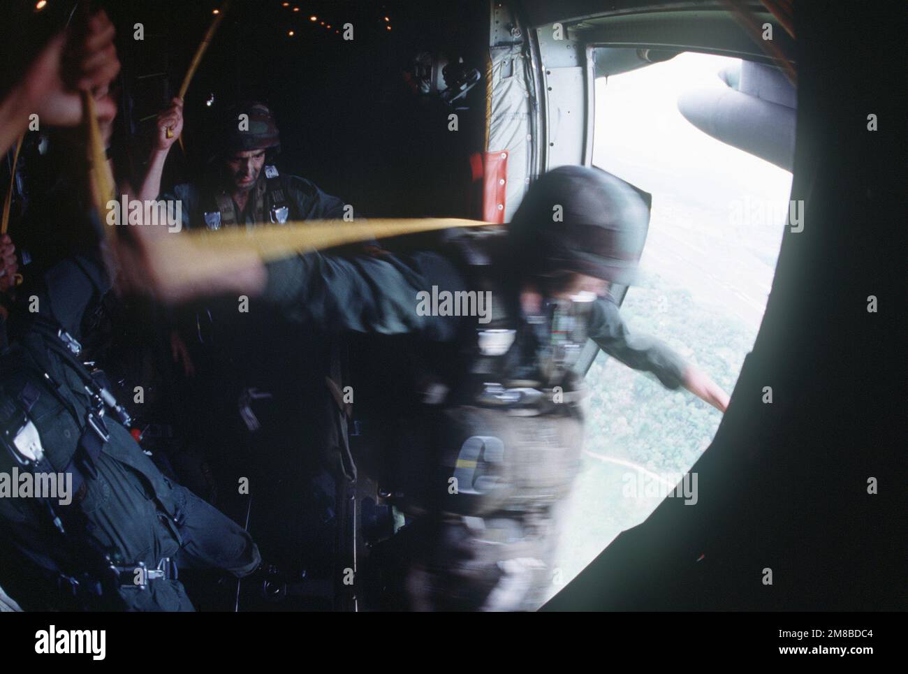 Les membres de la division aéroportée 508th sautent d'un avion C-130 Hercules. Pays: Panama (PAN) Banque D'Images