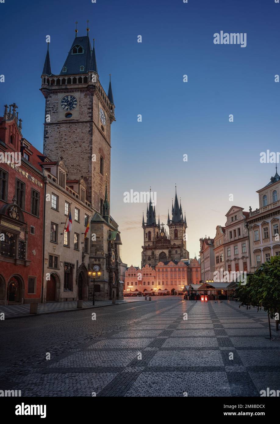 Place de la vieille ville au lever du soleil avec l'église notre-Dame avant Tyn et la vieille mairie - Prague, République tchèque Banque D'Images