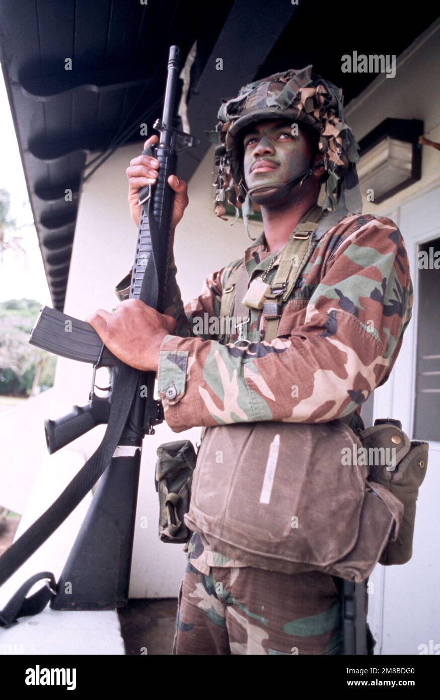 LE SPÉCIALISTE Robert Beasly, de la Compagnie du Siège et du quartier général, 1st Bataillon, 9th infanterie, se tient devant les casernes en service de garde avec un fusil M16A2. Base: Fort Sherman pays: Panama (PAN) Banque D'Images