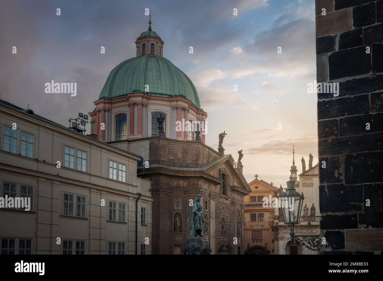 St. Eglise François d'Assise (Eglise Saint François Seraph) sur la place Krizovnicke au coucher du soleil - Prague, République Tchèque Banque D'Images