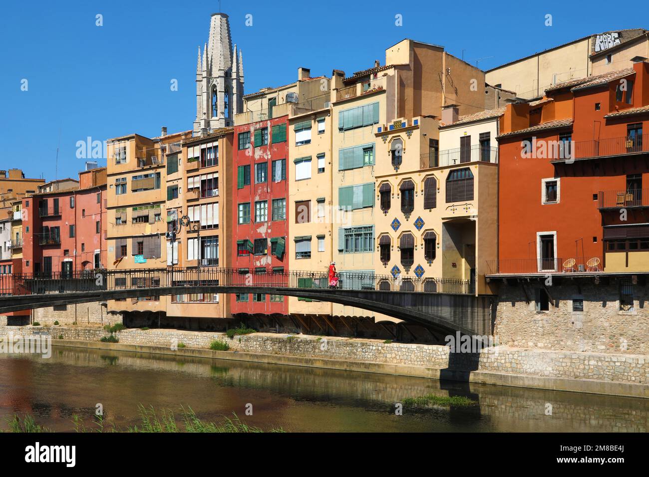 Vieilles maisons au bord de la rivière à Gérone, en Espagne Banque D'Images