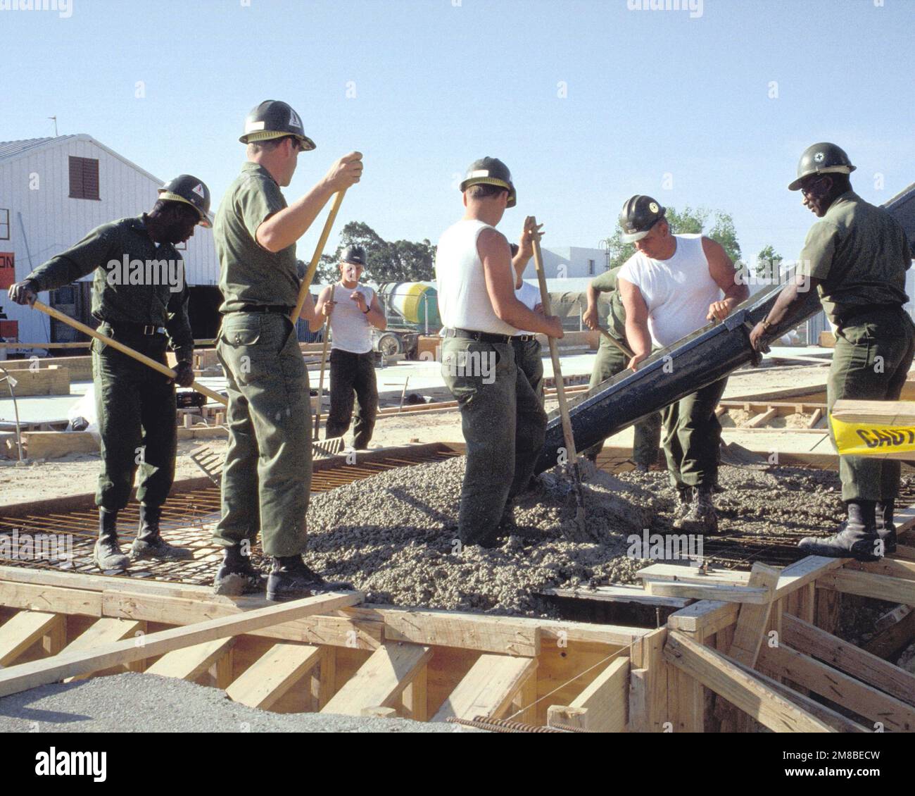 Les Seabees rarent le ciment fraîchement coulé pour la fondation d'un nouveau bâtiment. Date exacte prise de vue inconnue. Base: Station navale, Rota pays: Espagne (ESP) Banque D'Images