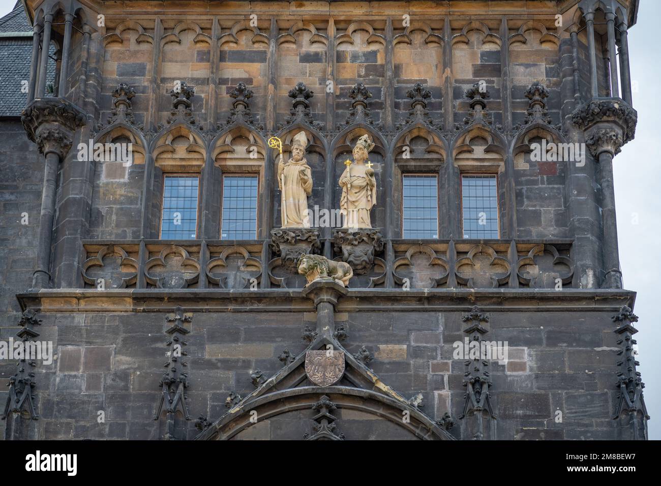 Sculptures à la tour du pont de la vieille ville au pont Charles avec St. Procopius et St. Sigismund - Prague, République tchèque Banque D'Images