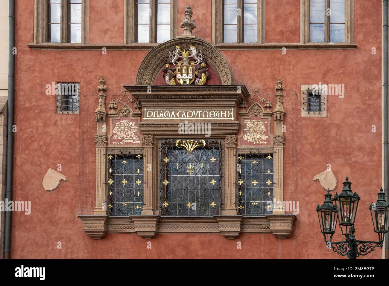 Ancienne mairie façade de la maison de l'Ouest avec inscription Praga Caput Regni (Prague Chef du Royaume) - Prague, République Tchèque Banque D'Images