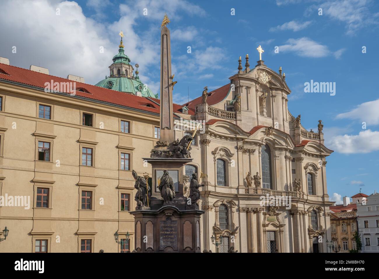 Colonne de la Sainte Trinité et St. Façade de l'église Nicholas à Mala Strana - Prague, République tchèque Banque D'Images
