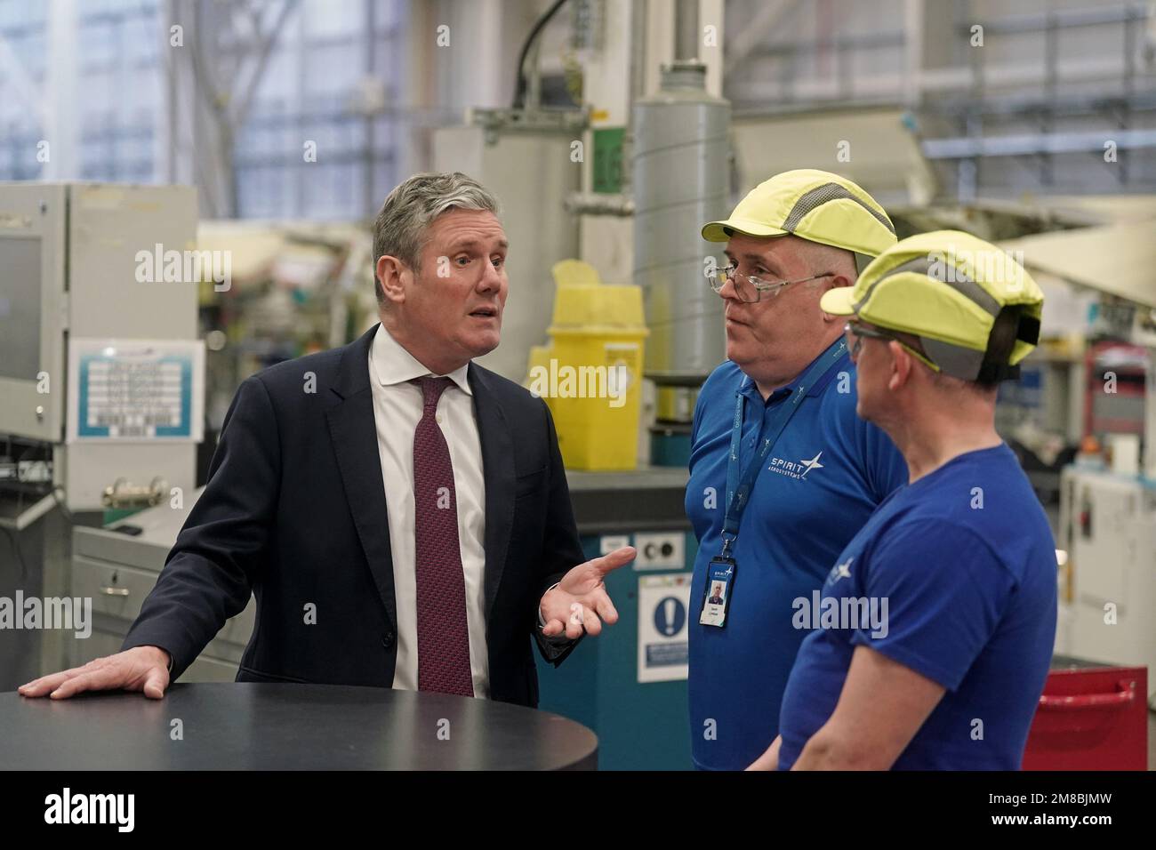 Le leader du Parti travailliste Sir Keir Starmer (à gauche) lors d'une visite à l'usine de production de l'aile Spirit AeroSystems à Belfast, avec Ciara Kennedy Vice-président et Directeur général de Spirit AeroSystems à Belfast et Sir Michael Ryan Vice-président, espace et défense européenne, Affaires gouvernementales, et Président Spirit AeroSystems UK. Date de la photo: Vendredi 13 janvier 2023. Banque D'Images