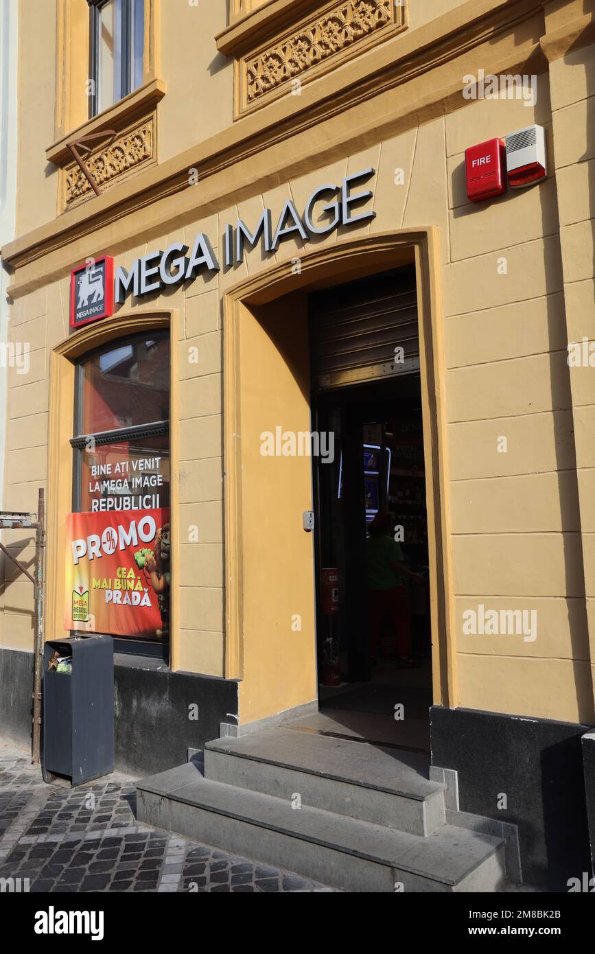 Façade d'une épicerie Mega image à Brașov, Roumanie Banque D'Images