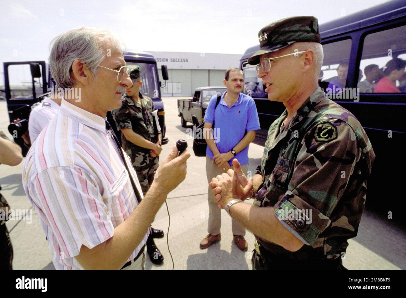 MAJ. GÉN. Richard T. Travis, chirurgien général du Commandement européen, répond aux questions d'un correspondant de presse associé concernant l'arrivée des membres des États-Unis Équipe de Burn de l'armée de l'Institut de recherche chirurgicale. L'équipe se trouve à Rhein main lors d'une escale de ravitaillement en vol vers la ville soviétique d'Ufa en Bashkiria pour soigner les victimes d'une explosion de ligne de gaz qui s'est produite près d'Ufa et enveloppé deux trains de passagers en direction d'une station balnéaire de la mer Noire. Base: Rhein-main Air base pays: Deutschland / Allemagne (DEU) Banque D'Images