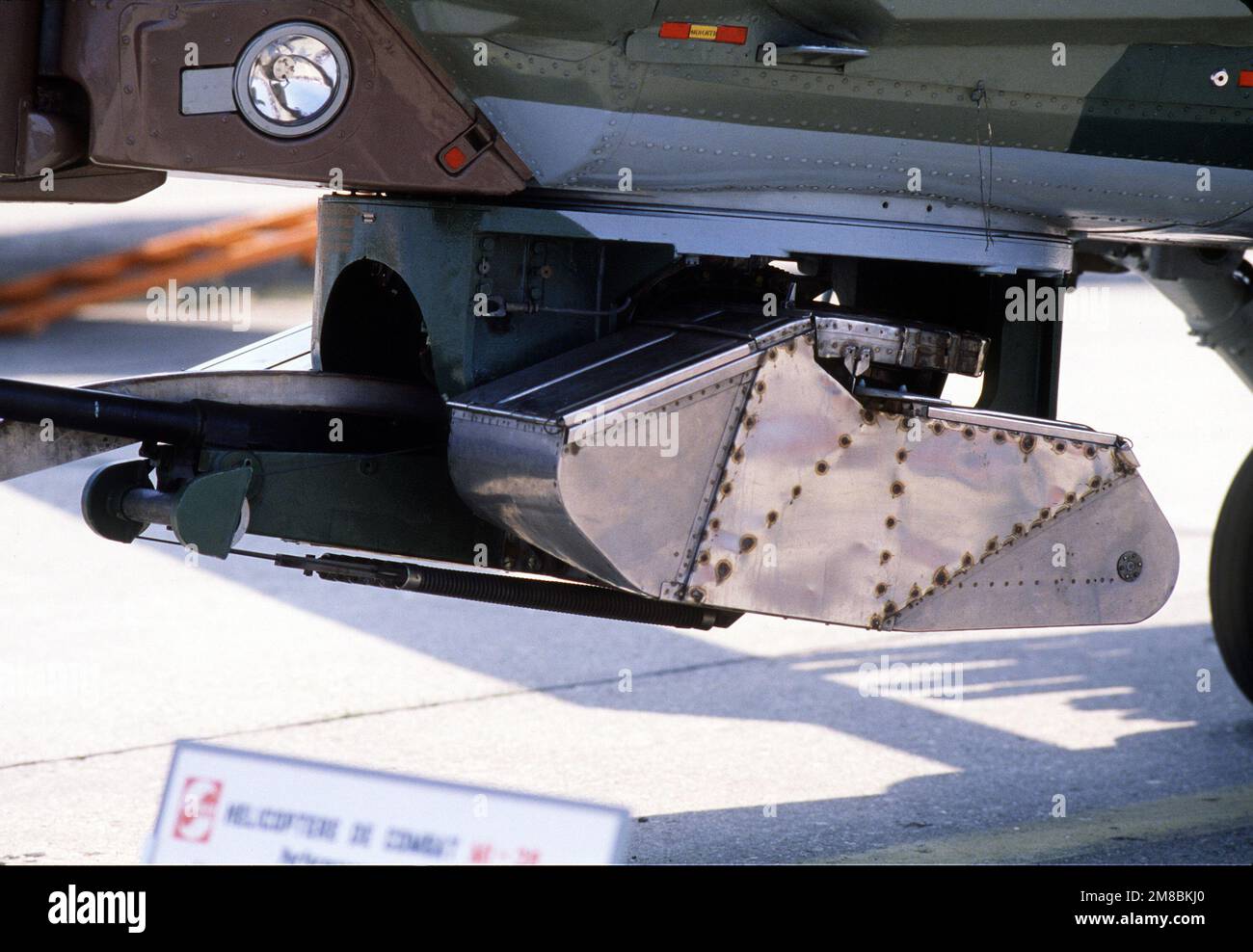 Un gros plan partiel du dessous d'un hélicoptère soviétique mi-28 Havoc exposé au salon international de l'air et de l'espace de Paris 38th à l'aérodrome du Bourget révèle son mitrailleuse montée sur le menton. Base: Paris pays: France (FRA) Banque D'Images