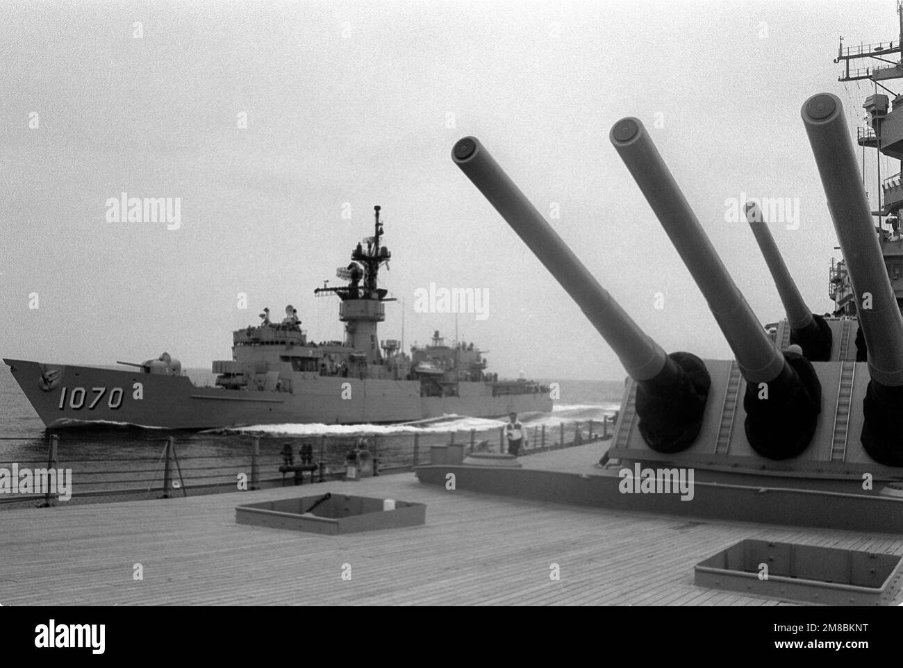 Une vue rapprochée d'un canon Mark de calibre 7 16 pouces/50 à bord du navire de guerre USS MISSOURI (BB-63) tandis que le frégate USS DOWNES (FF-1070) passe devant le navire de guerre lors d'une démonstration d'un navire de mer pour la Ligue navale qui se tient au large des côtes du sud de la Californie. Pays : Océan Pacifique (POC) Banque D'Images Une vue rapprochée d'un canon Mark de calibre 7 16 pouces/50 à bord du navire de guerre USS MISSOURI (BB-63) tandis que le frégate USS DOWNES (FF-1070) passe devant le navire de guerre lors d'une démonstration d'un navire de mer pour la Ligue navale qui se tient au large des côtes du sud de la Californie. Pays : Océan Pacifique (POC) Banque D'Images