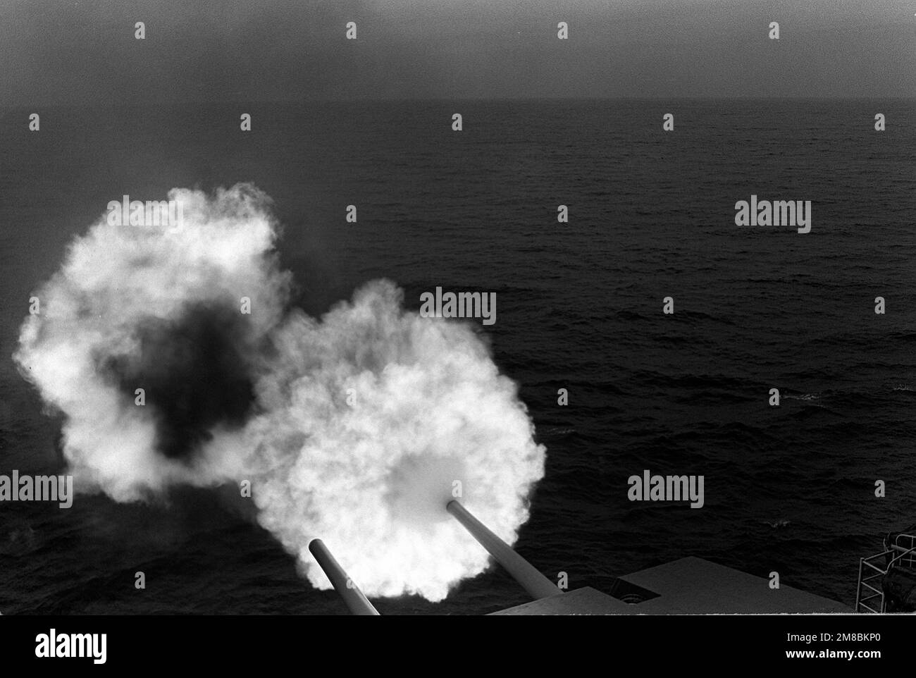 Les canons Mark de calibre 28 5 pouces/38 sont tirés à bord du cuirassé USS MISSOURI (BB-63) lors d'une démonstration en mer pour la Ligue navale au large de la côte sud de la Californie. Pays : Océan Pacifique (POC) Banque D'Images Les canons Mark de calibre 28 5 pouces/38 sont tirés à bord du cuirassé USS MISSOURI (BB-63) lors d'une démonstration en mer pour la Ligue navale au large de la côte sud de la Californie. Pays : Océan Pacifique (POC) Banque D'Images