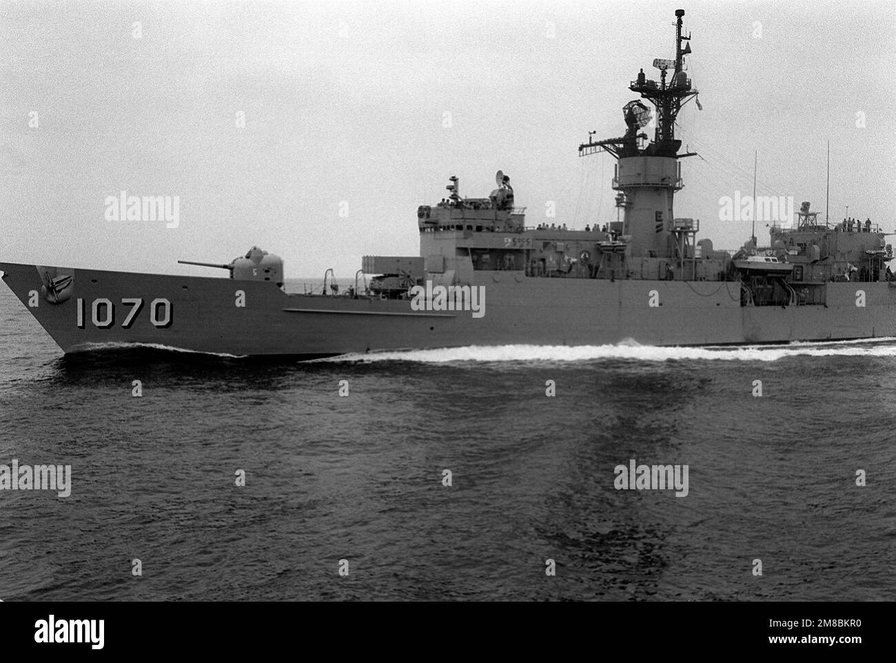 Vue sur le port de la frégate USS DOWNES (FF-1070) qui passe devant le navire de guerre USS MISSOURI (BB-63) lors d'une démonstration de la Marine League au large des côtes du sud de la Californie. Pays : Océan Pacifique (POC) Banque D'Images Vue sur le port de la frégate USS DOWNES (FF-1070) qui passe devant le navire de guerre USS MISSOURI (BB-63) lors d'une démonstration de la Marine League au large des côtes du sud de la Californie. Pays : Océan Pacifique (POC) Banque D'Images
