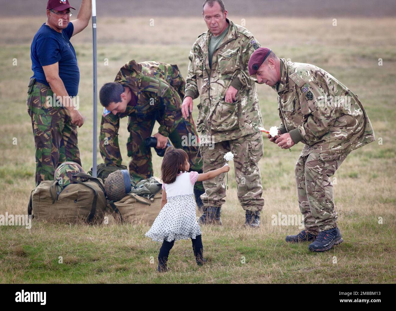 Petite fille donne à un soldat une carnation blanche pendant la commémoration aéroportée du jardin du marché sur le Ginkelse heide - Hollande vvbvanbree fotografie Banque D'Images