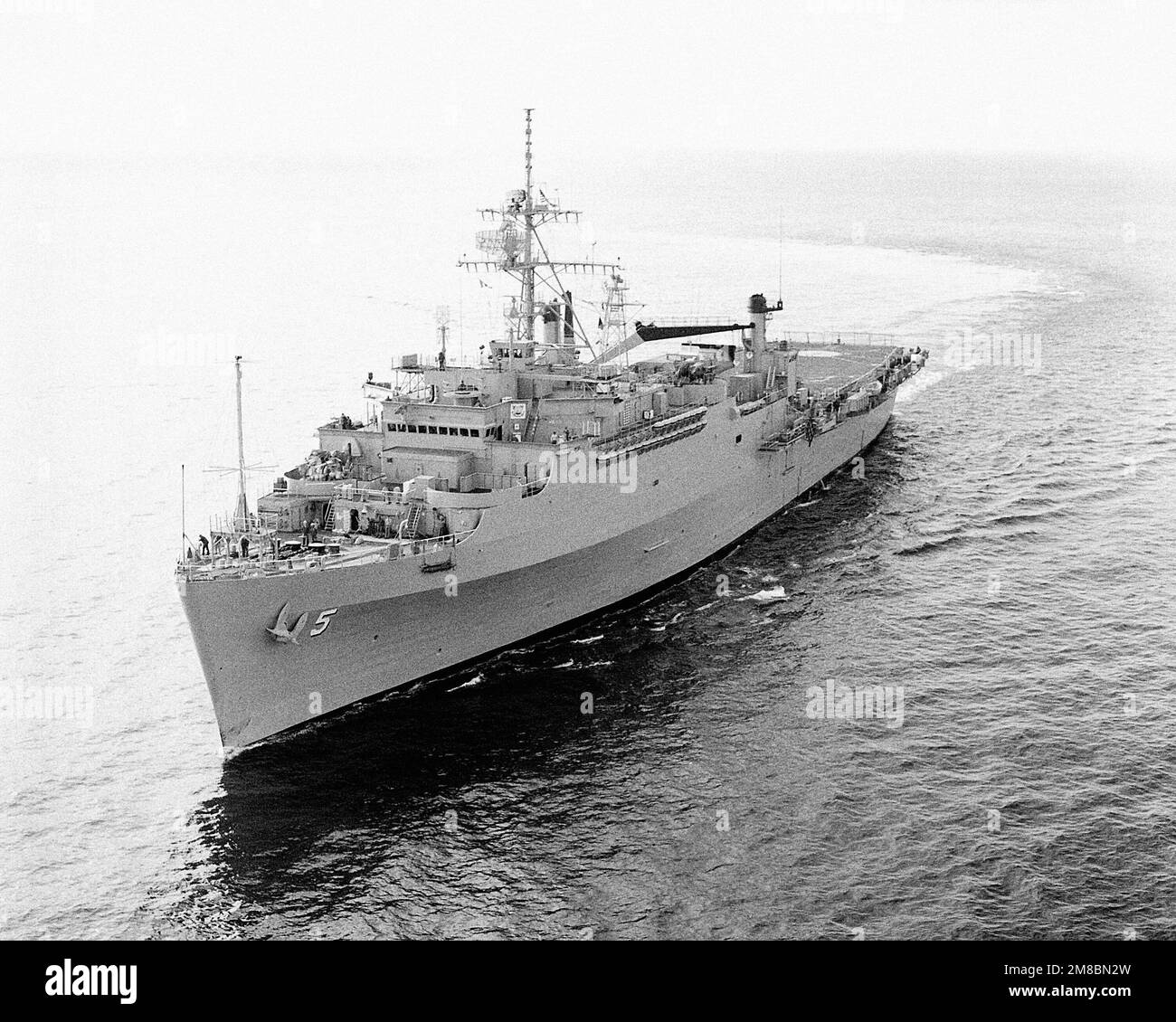 Vue sur l'avant-port du quai de transport amphibie USS OGDEN (LPD 5) en cours près de long Beach, en Californie. Pays : Océan Pacifique (POC) Banque D'Images