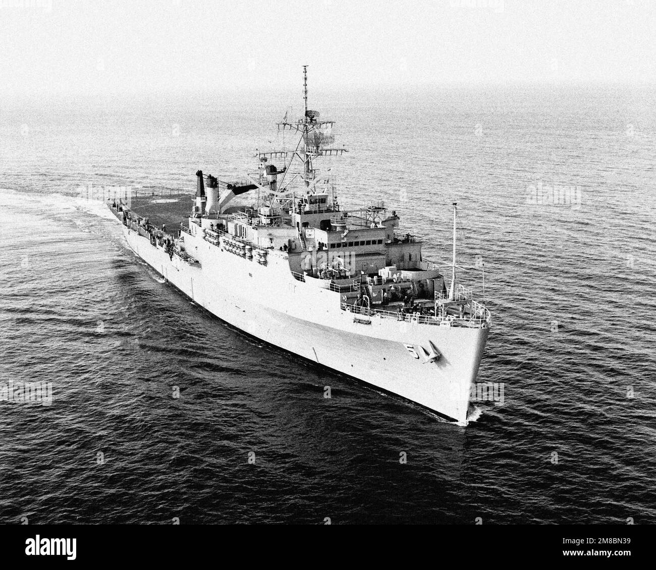 Un arc à tribord avec vue sur le quai de transport amphibie USS OGDEN (LPD 5) en cours près de long Beach, en Californie. Pays : Océan Pacifique (POC) Banque D'Images