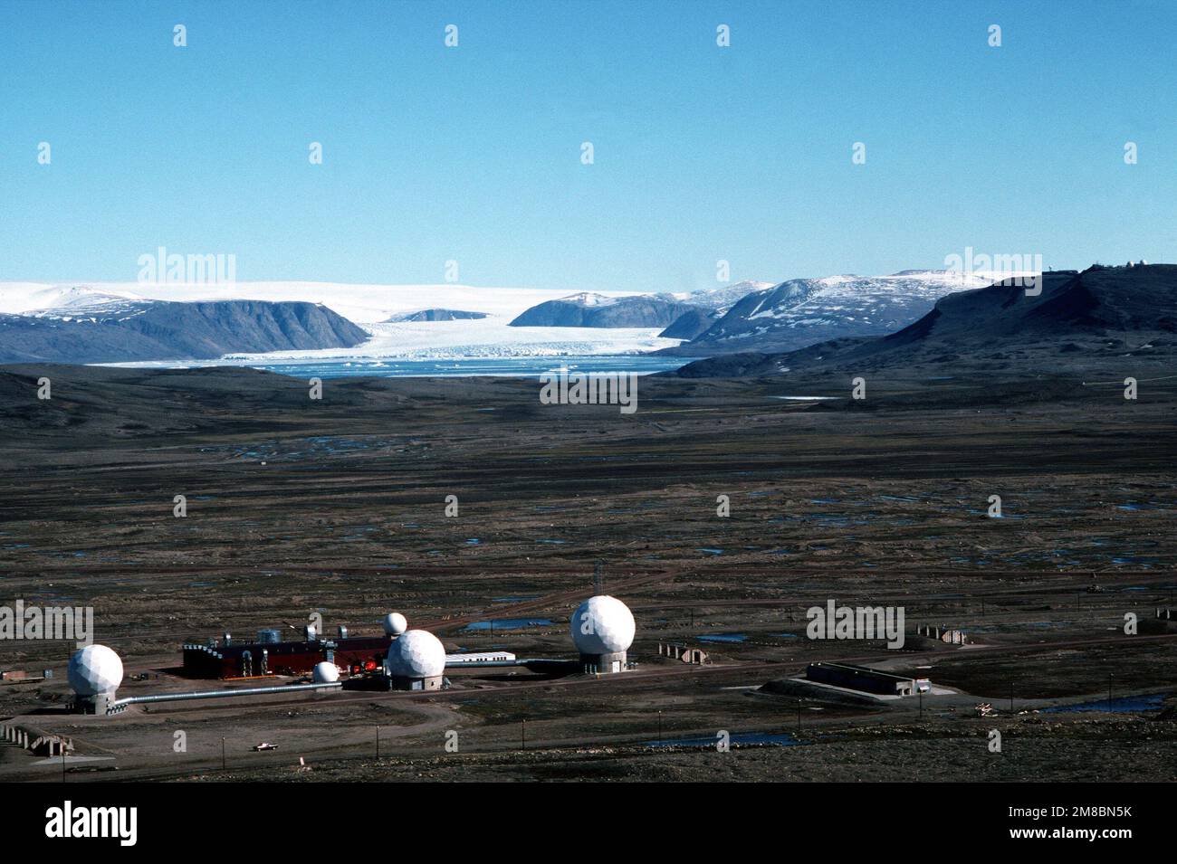 Vue aérienne des dômes radar au détachement de 3rd, 3rd installations de l'escadre de soutien spatial à la base aérienne de Thule. Pays: Groenland (GRL) Banque D'Images