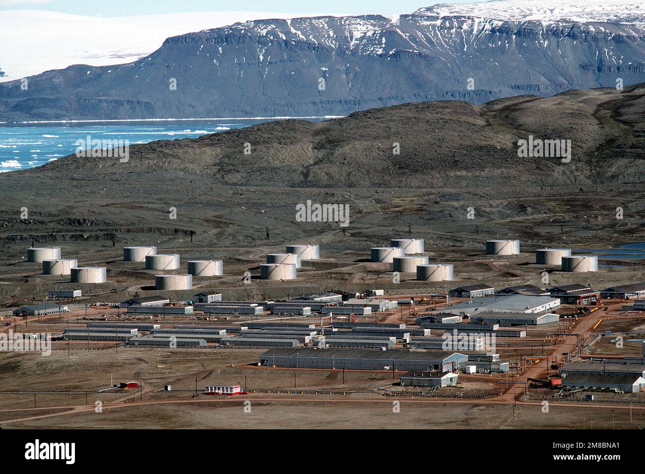 Vue aérienne des bâtiments et des réservoirs de stockage de la base aérienne de Thule. Base: Thule pays: Groenland (GRL) Banque D'Images