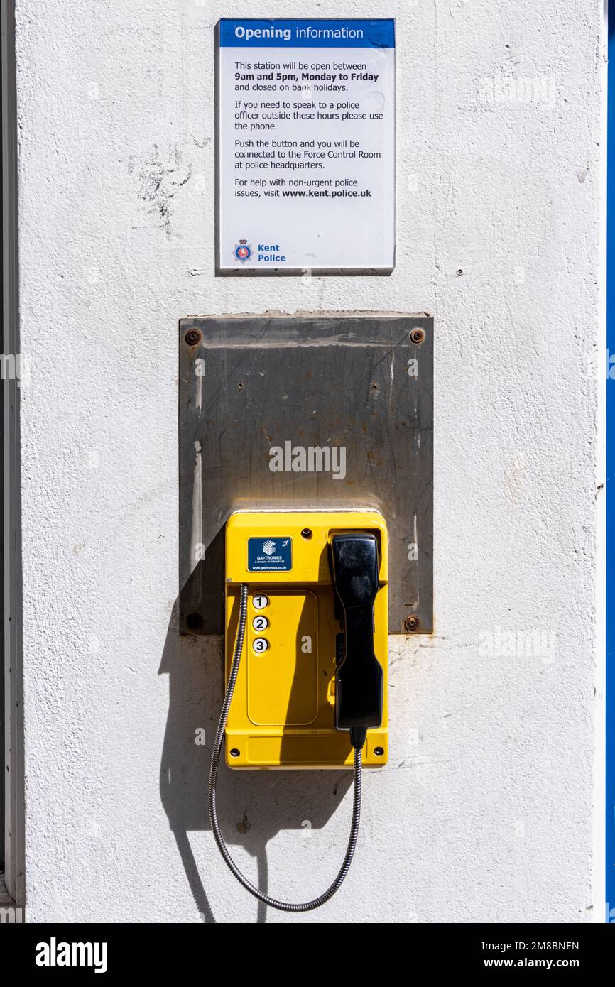 Téléphone de police de Kent sur le mur à l'extérieur du poste de police, Ramsgate Banque D'Images