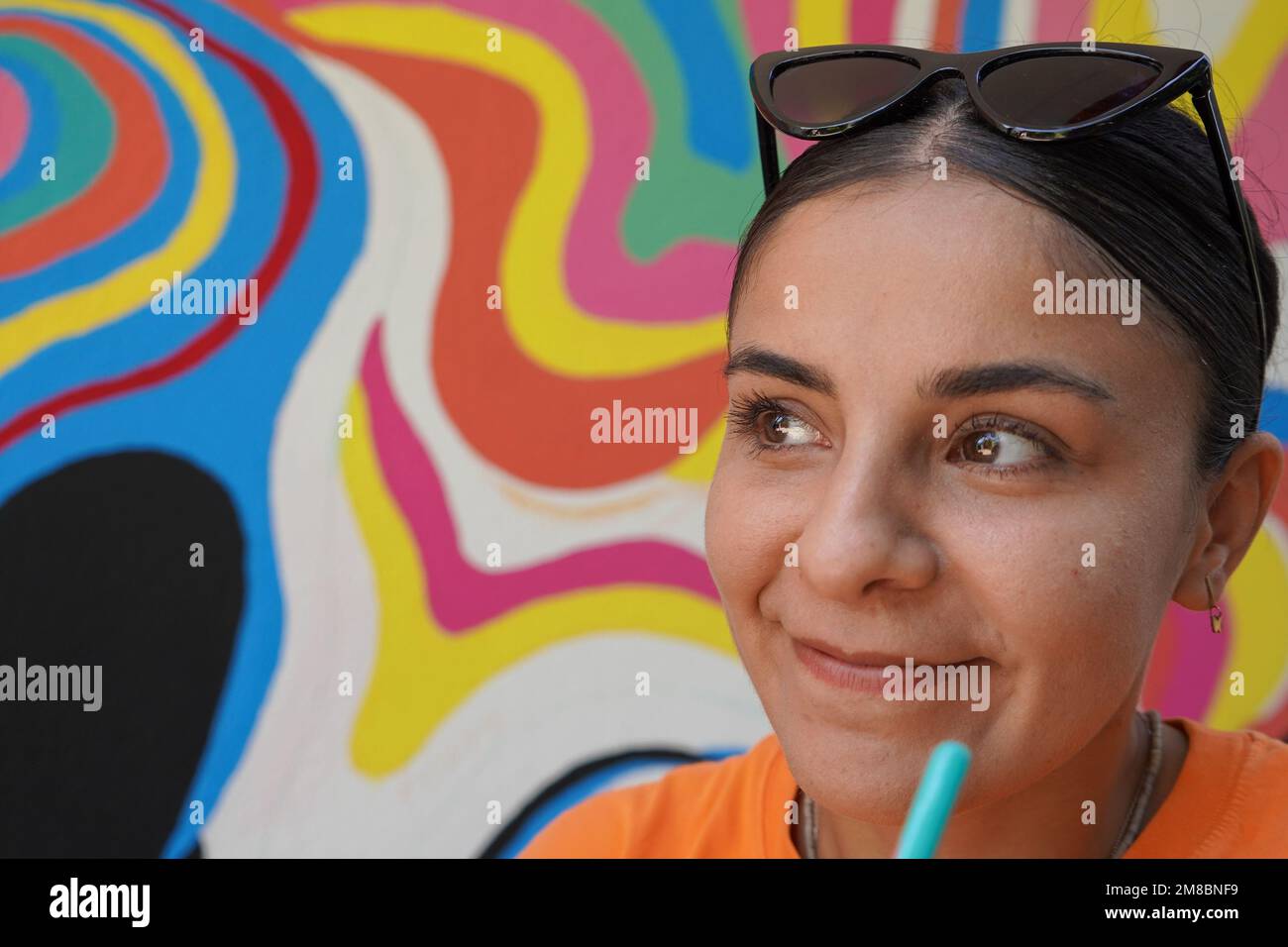 Peinture murale, belle femme peignant le mur coloré Banque D'Images