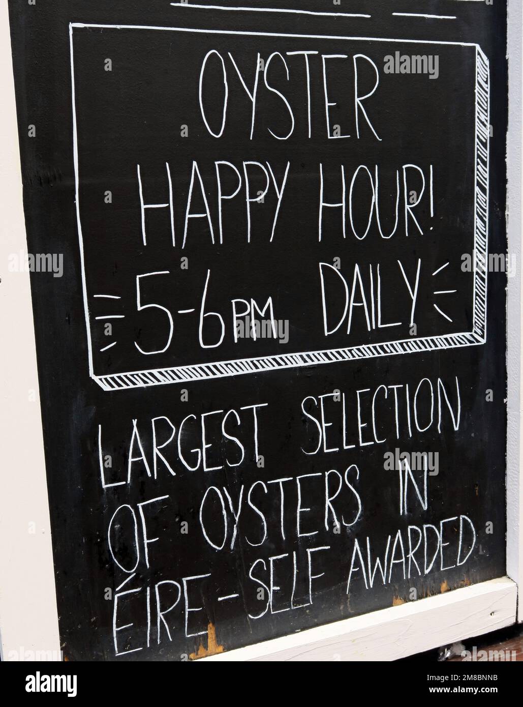 Happy Hour aux huîtres, 5-6pm, tous les jours, panneau de tableau noir, aire, Irlande Banque D'Images