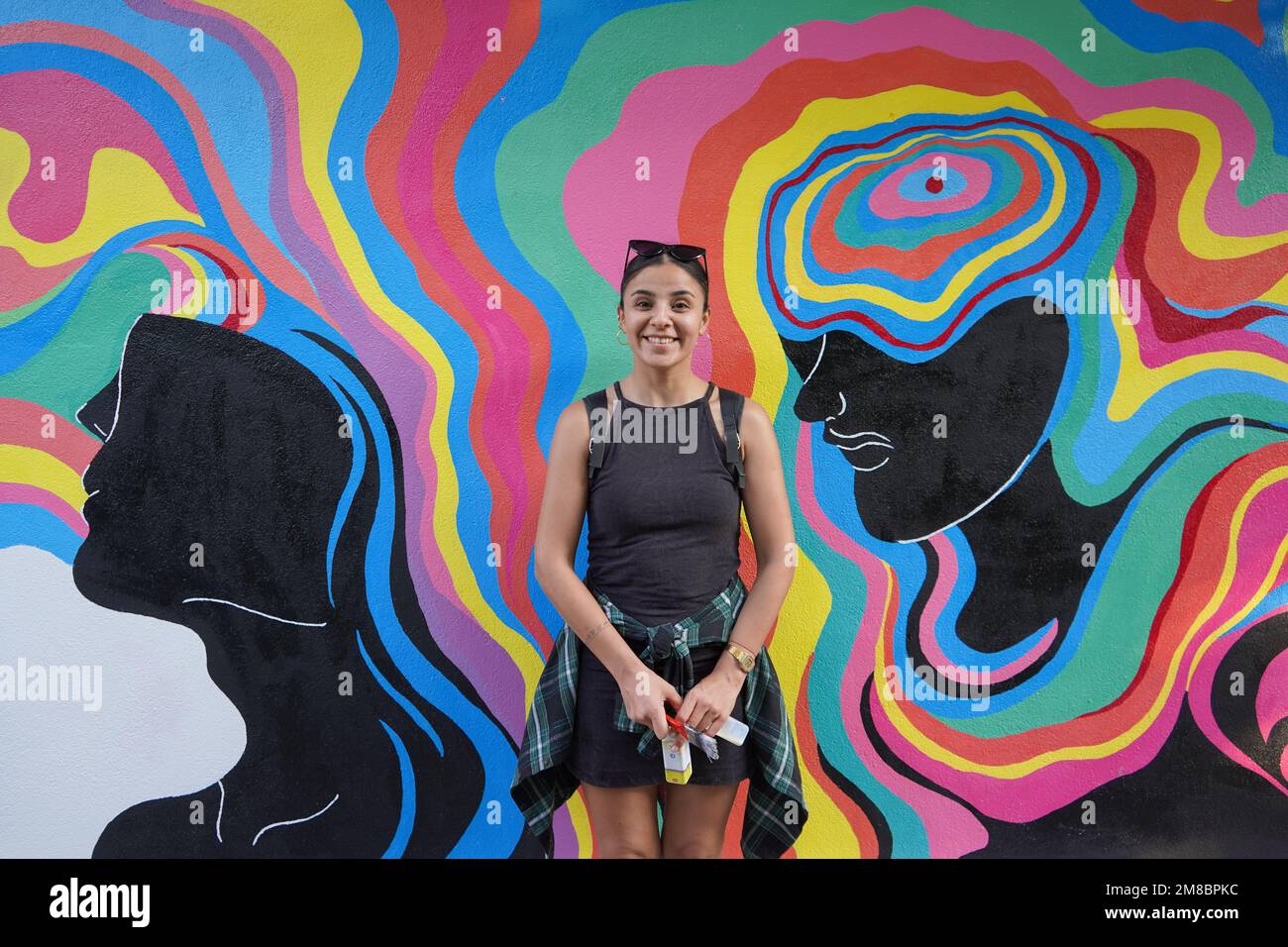 Peinture murale, belle femme peignant le mur coloré Banque D'Images