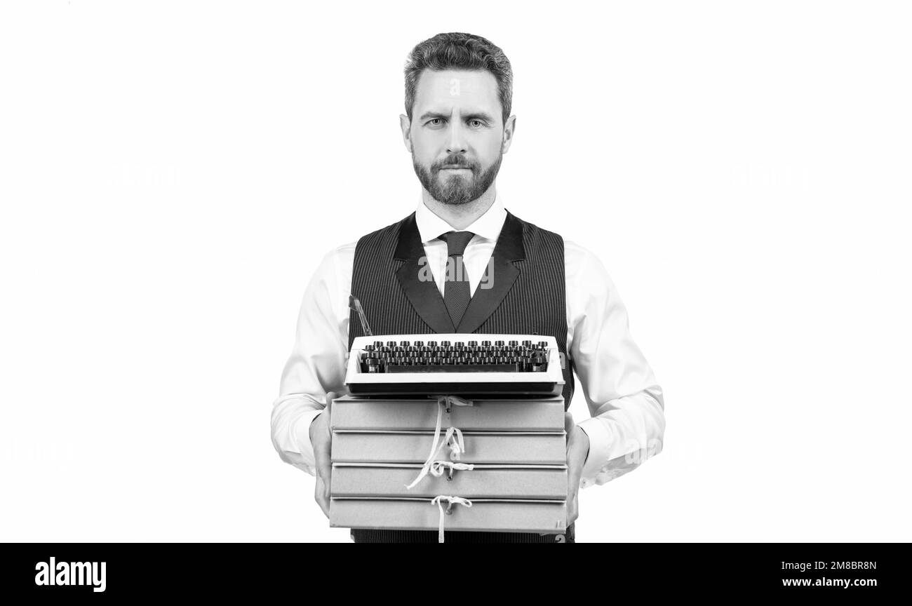 gestionnaire sérieux tenir vintage machine à écrire sur tas de dossiers isolés sur blanc, gestion Banque D'Images