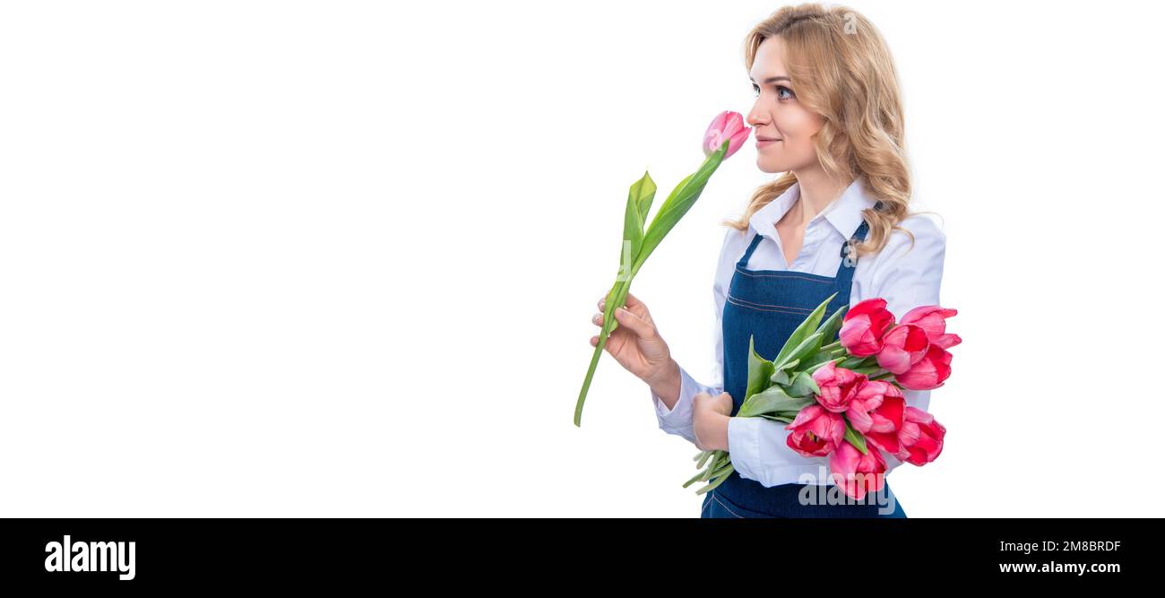 bonne jeune femme en tablier odeur printemps tulipe fleurs isolées sur fond blanc. Femme isolée visage portrait, bannière avec espace de copie de maquette. Banque D'Images
