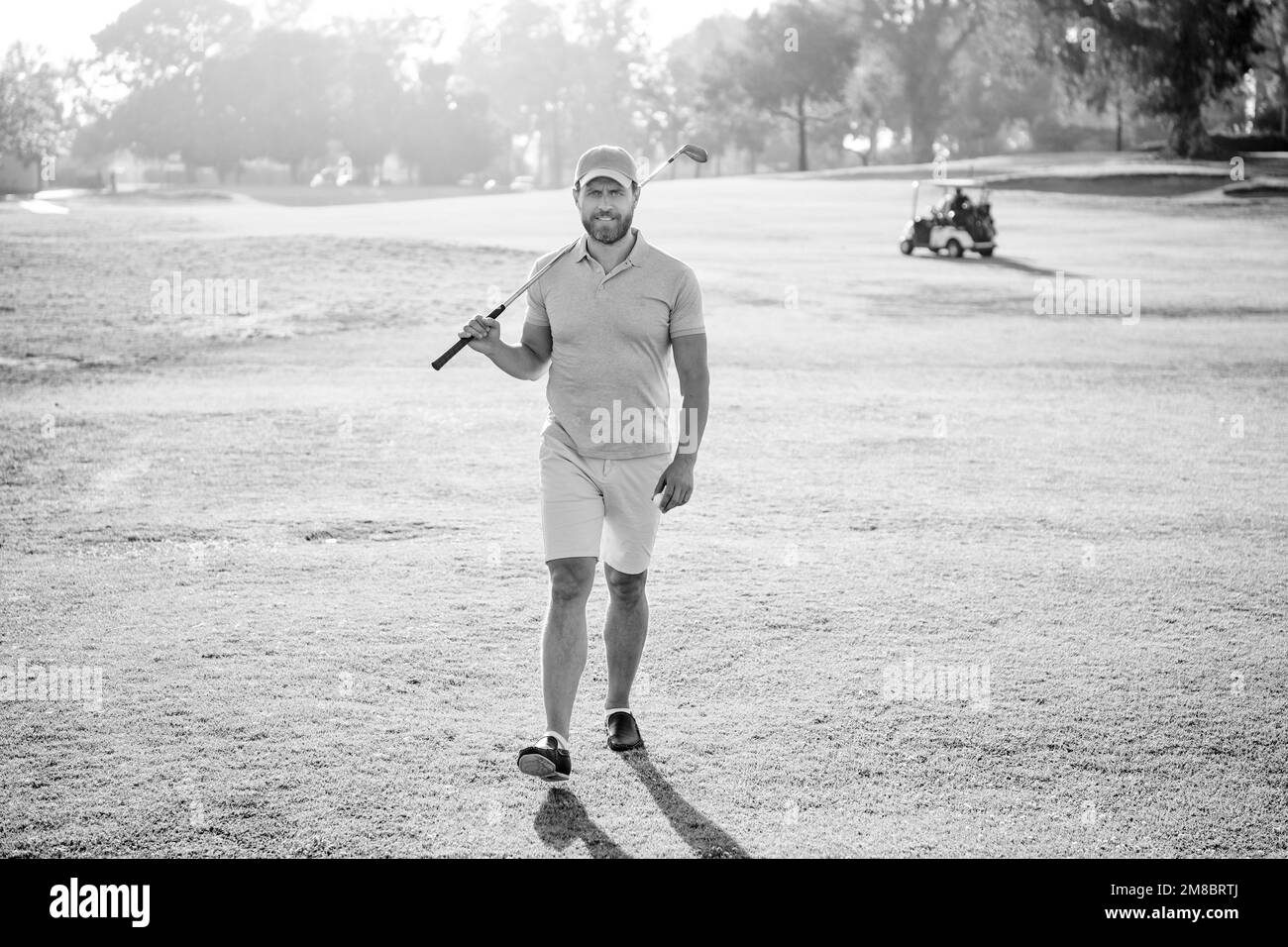 joueur de golf masculin sur parcours professionnel marcher sur l'herbe verte, golf Banque D'Images