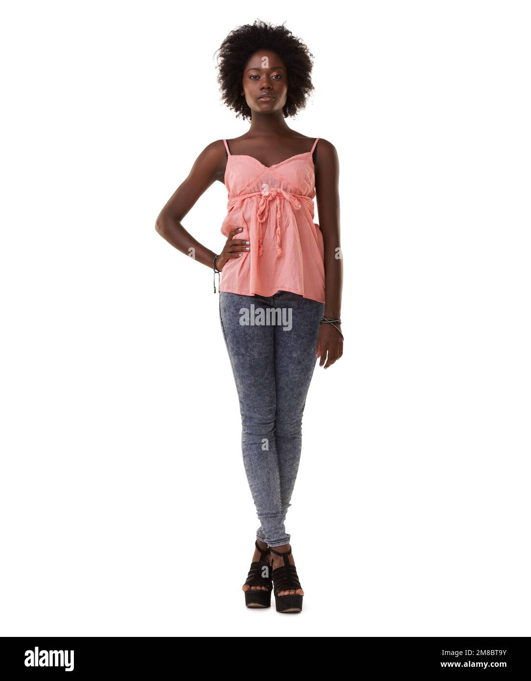 Portrait, mode et une femme noire en studio sur fond blanc avec sa main sur la hanche en toute confiance. Vêtements, tendance et confiant avec un jeune Banque D'Images
