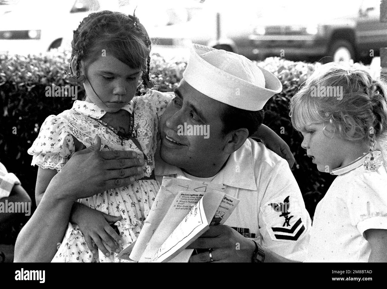 Legalman 2nd Class Manuel Ganoa sourit fièrement à sa fille, Rhianna Gaona, âgée de quatre ans, lorsqu'elle a obtenu son diplôme du programme de lecture d'été de la Station Library. Base: Naval Air Station, Pensacola État: Floride (FL) pays: Etats-Unis d'Amérique (USA) Banque D'Images