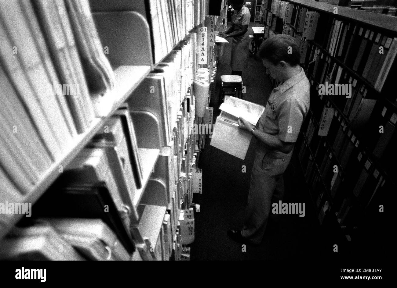 Les chercheurs consultent le matériel de référence de la bibliothèque du Centre pour l'avancement de la Marine. Le personnel du centre crée des manuels de formation tarifaire, des cours par correspondance, des examens de leadership militaire et de qualification d'apprenti ainsi que des tests d'avancement inscrits par la Marine pour le cours du petit officier 3rd par l'intermédiaire du chef de la petite officier. État: Floride (FL) pays: Etats-Unis d'Amérique (USA) Banque D'Images