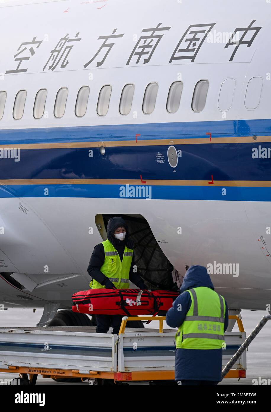(230113) -- ALTAY, le 13 janvier 2023 (Xinhua) -- les membres du personnel déchargent l'équipement de ski d'un avion de passagers qui est arrivé de la ville de Guangzhou, dans le sud de la Chine, à un aéroport de la ville d'Altay, dans la région autonome de Xinjiang Uygur, dans le nord-ouest de la Chine, le 30 décembre 2022. La préfecture d'Altay est connue pour sa longue saison d'hiver qui peut durer jusqu'à huit mois par an. Il attire les skieurs du monde entier avec sa vaste zone de neige naturelle. La région a souhaité stimuler le tourisme d'hiver au cours des dernières années, attirant les visiteurs avec le ski, la pêche sur glace et d'autres activités d'hiver. Il a accueilli quelque 1,02 moulin Banque D'Images