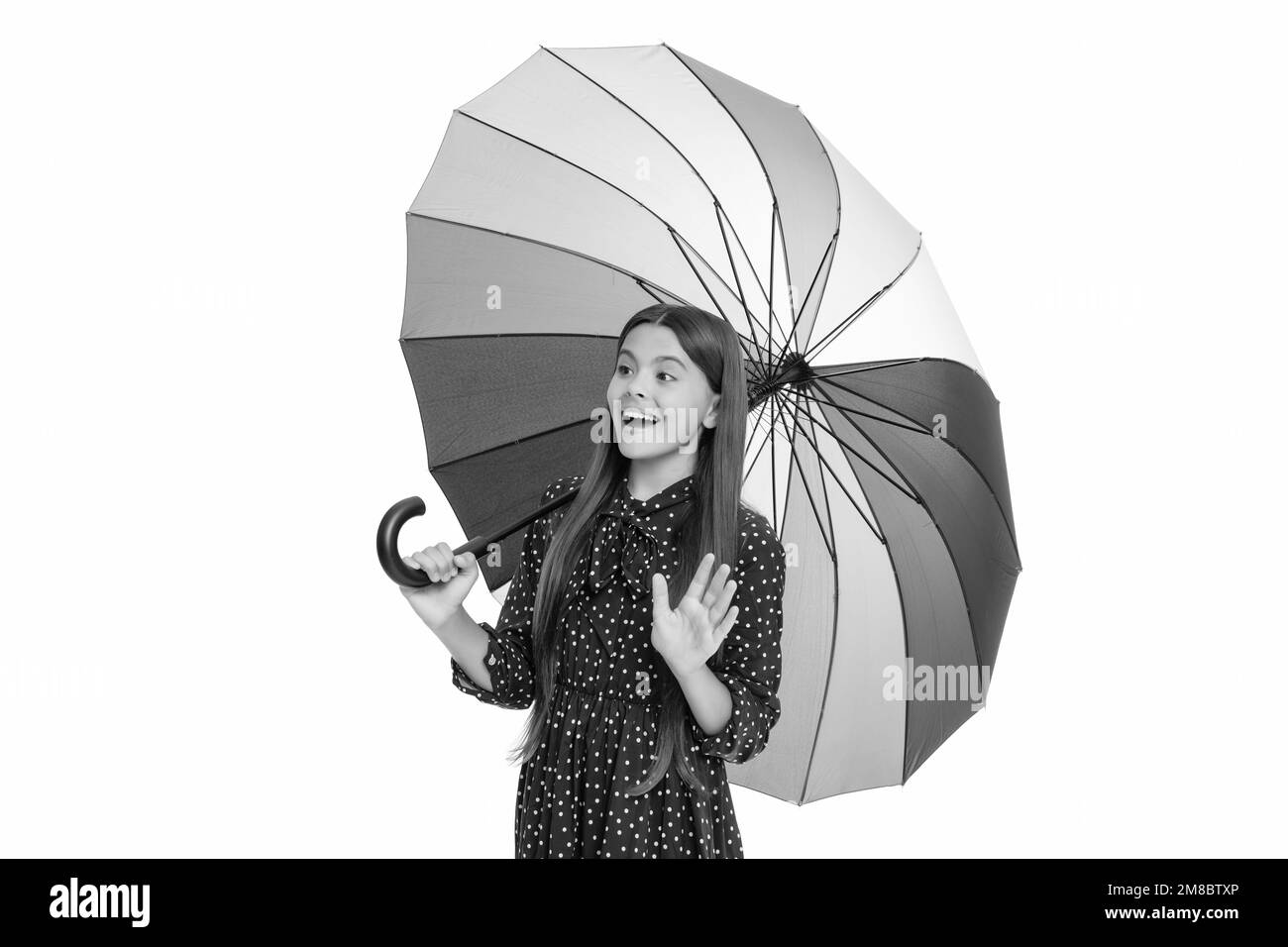 le parasol de protection contre la pluie multicolore, isolé sur fond blanc, se tient un enfant émerveillé bonjour, automne Banque D'Images