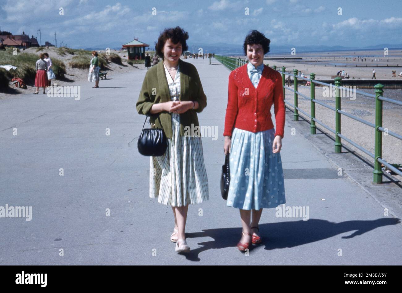 Deux femmes en robes et cardigans sur Promenade, Rhyl, 1950s mode photo par Tony Henshaw Archive Banque D'Images