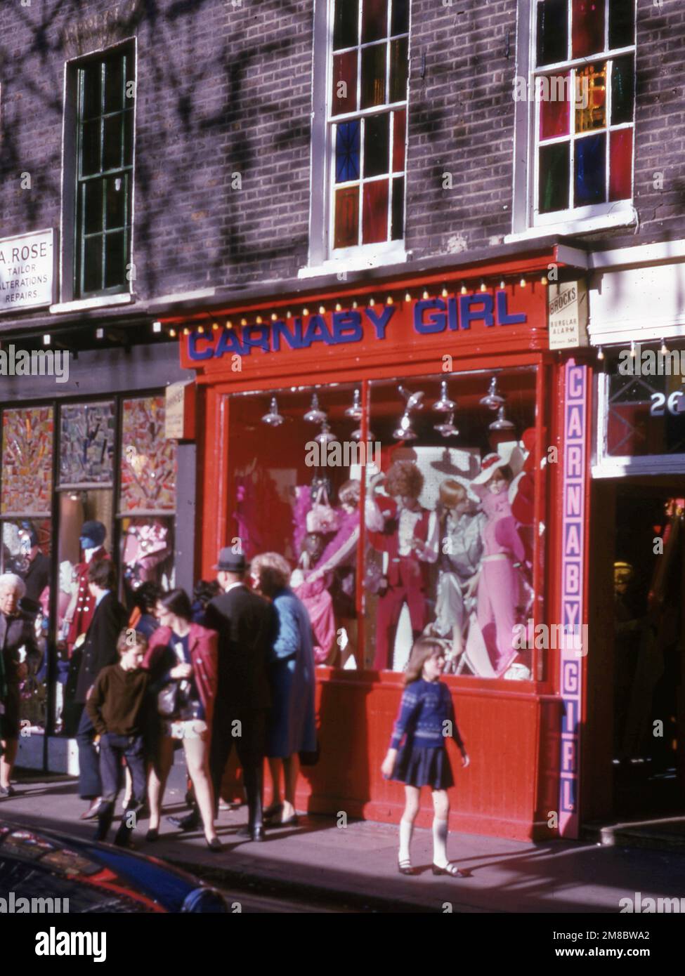 Carnaby Street Scene, Londres, le 1969 avril, montrant la boutique Carnaby Girl. Photo de Tony Henshaw Archive Banque D'Images