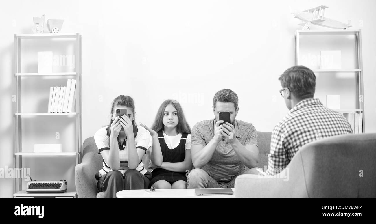 psychologue donner la thérapie familiale pour le téléphone addicted papa maman et fille fille, relation Banque D'Images