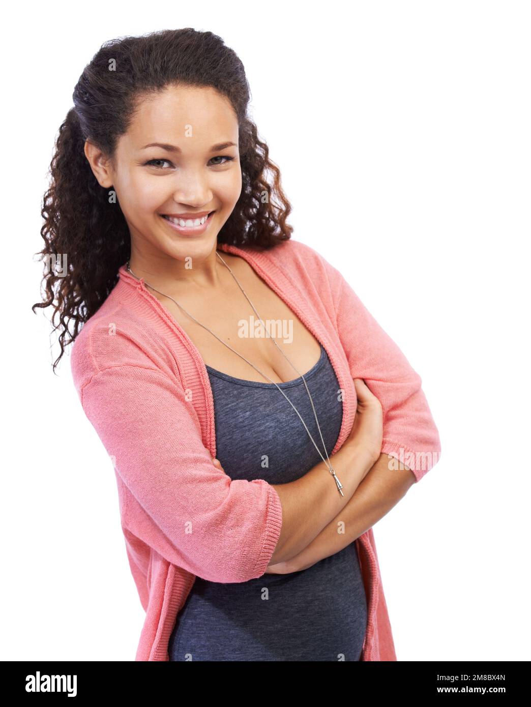 Beauté, mode et sourire avec le portrait de la femme noire avec les bras croisés pour le style et le bonheur. Naturel, style de vie et modèle confiant pour Banque D'Images