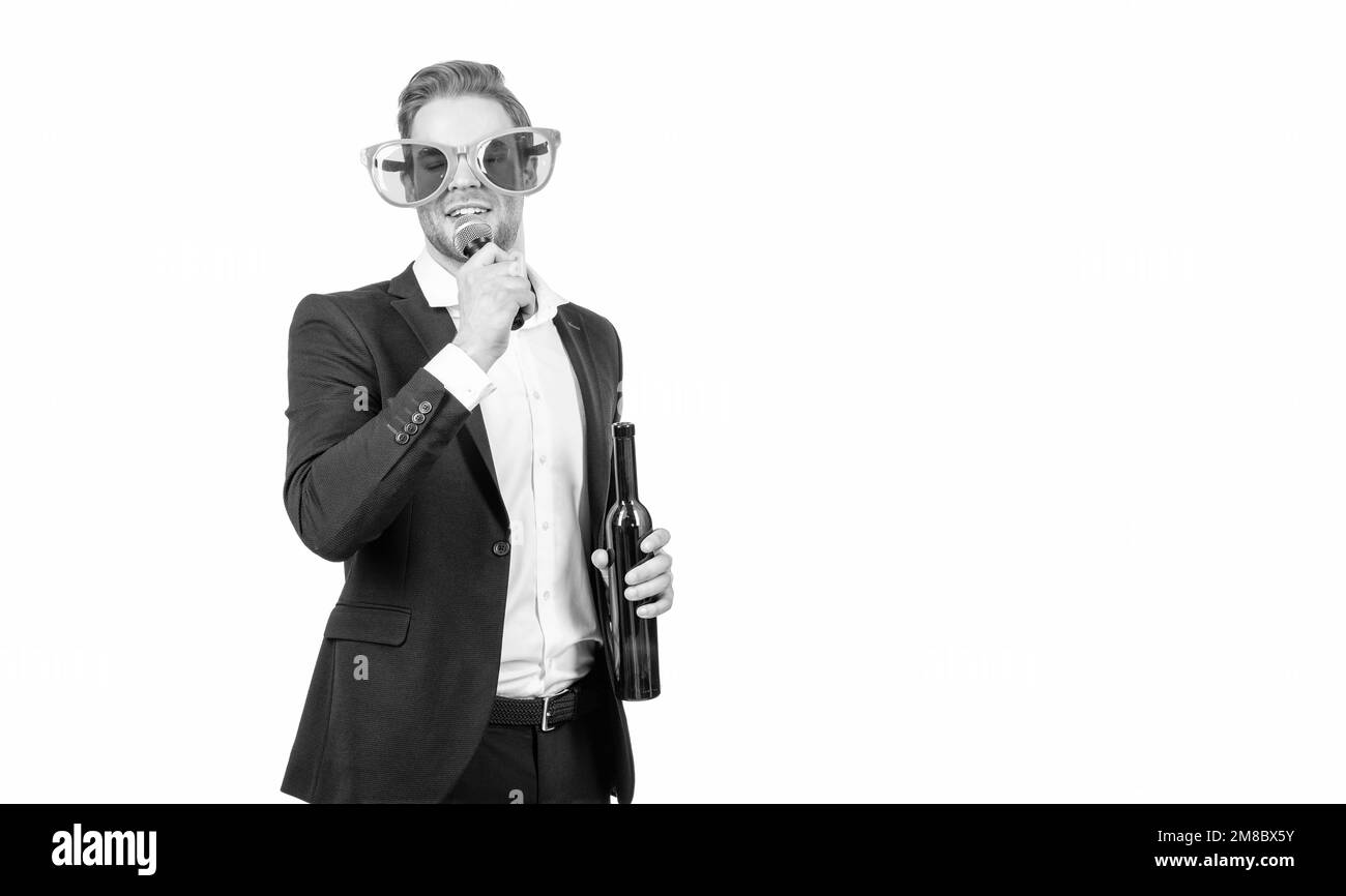 Vin et chant.Un drôle d'homme chante au micro.Soirée karaoké.Fête d'affaires.Événement d'entreprise Banque D'Images