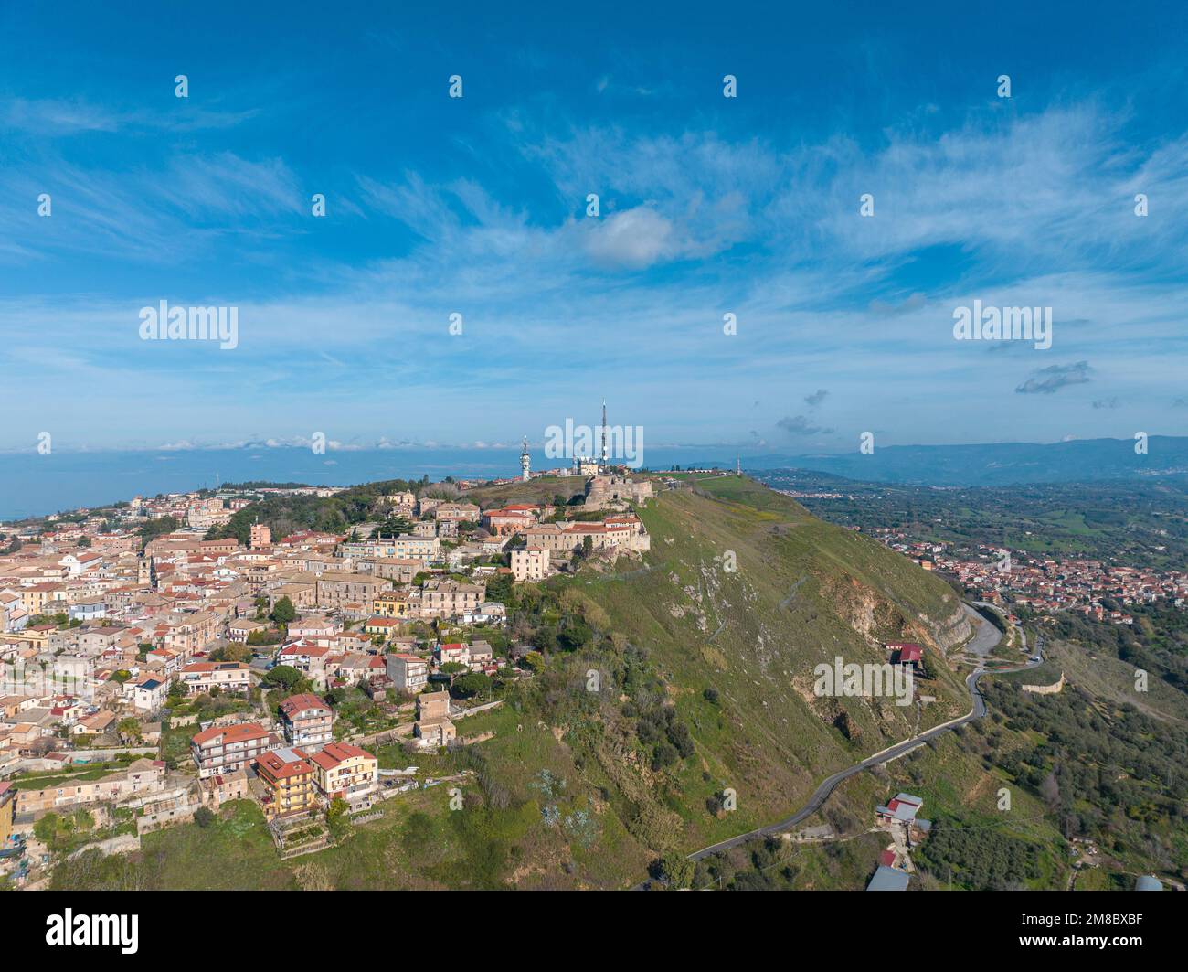 Vue aérienne du château normand de Souabe, Vibo Valentia, Calabre, Italie. Horizon de la ville Banque D'Images