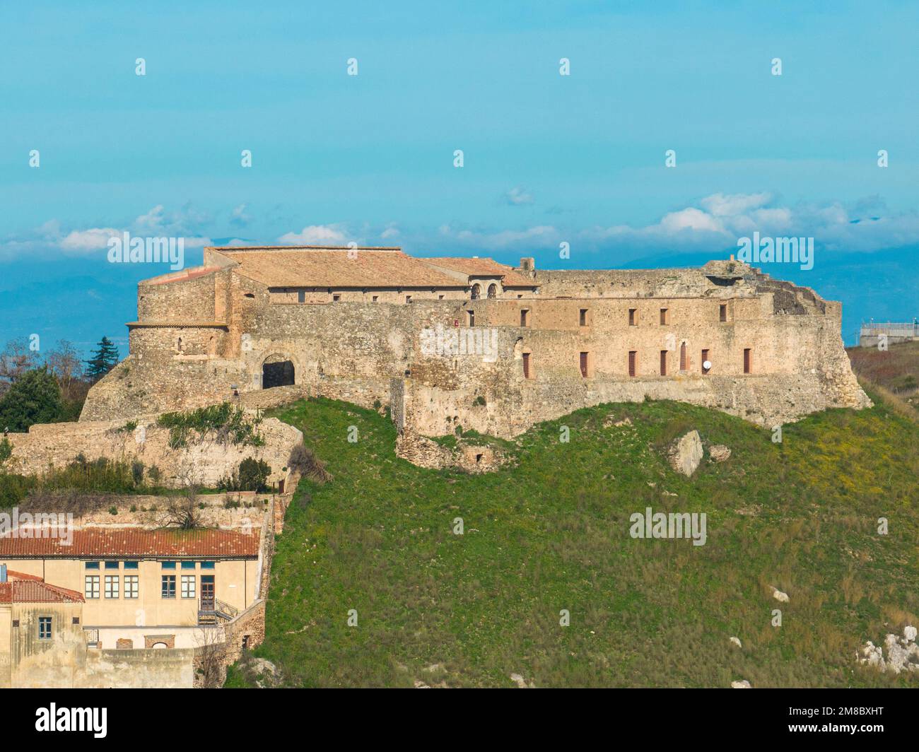 Vue aérienne du château normand de Souabe, Vibo Valentia, Calabre, Italie. Horizon de la ville Banque D'Images