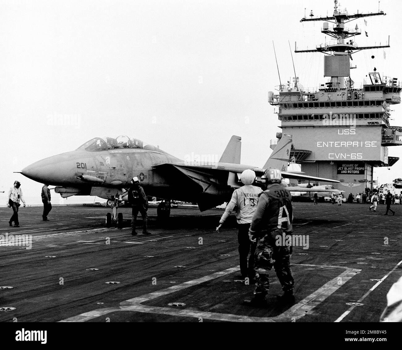 A Fighter Squadron 302 (VF-302) F-14A Tomcat Aircraft taxis à destination du catapulte sur le pont de vol du porte-avions à propulsion nucléaire USS ENTERPRISE (CVN 65) pendant les opérations d'entraînement annuel de la Reserve Carrier Air Wing 30 au large de la côte sud de la Californie. Pays : Océan Pacifique (POC) Banque D'Images