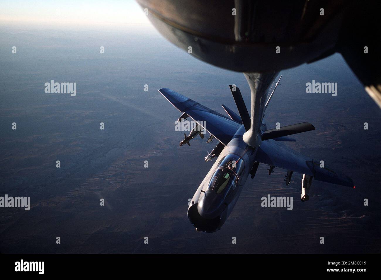 Un avion de la garde nationale de l'Ohio Air A-7D Corsair II est ravitaillé par un KC-135 Stratotanker pendant l'exercice Quick Force. États-Unis L'exercice de commandement central est conçu pour accroître les capacités de combat et fournir un environnement de combat réaliste simulant des zones telles que l'Asie du Sud-Ouest, le Moyen-Orient et la Corne de l'Afrique. La mission de ravitaillement se déroule sur l'aire d'entraînement et d'essai de l'Utah. Objet opération/série : QUICK FORCE État : Utah (UT) pays : États-Unis d'Amérique (USA) Banque D'Images