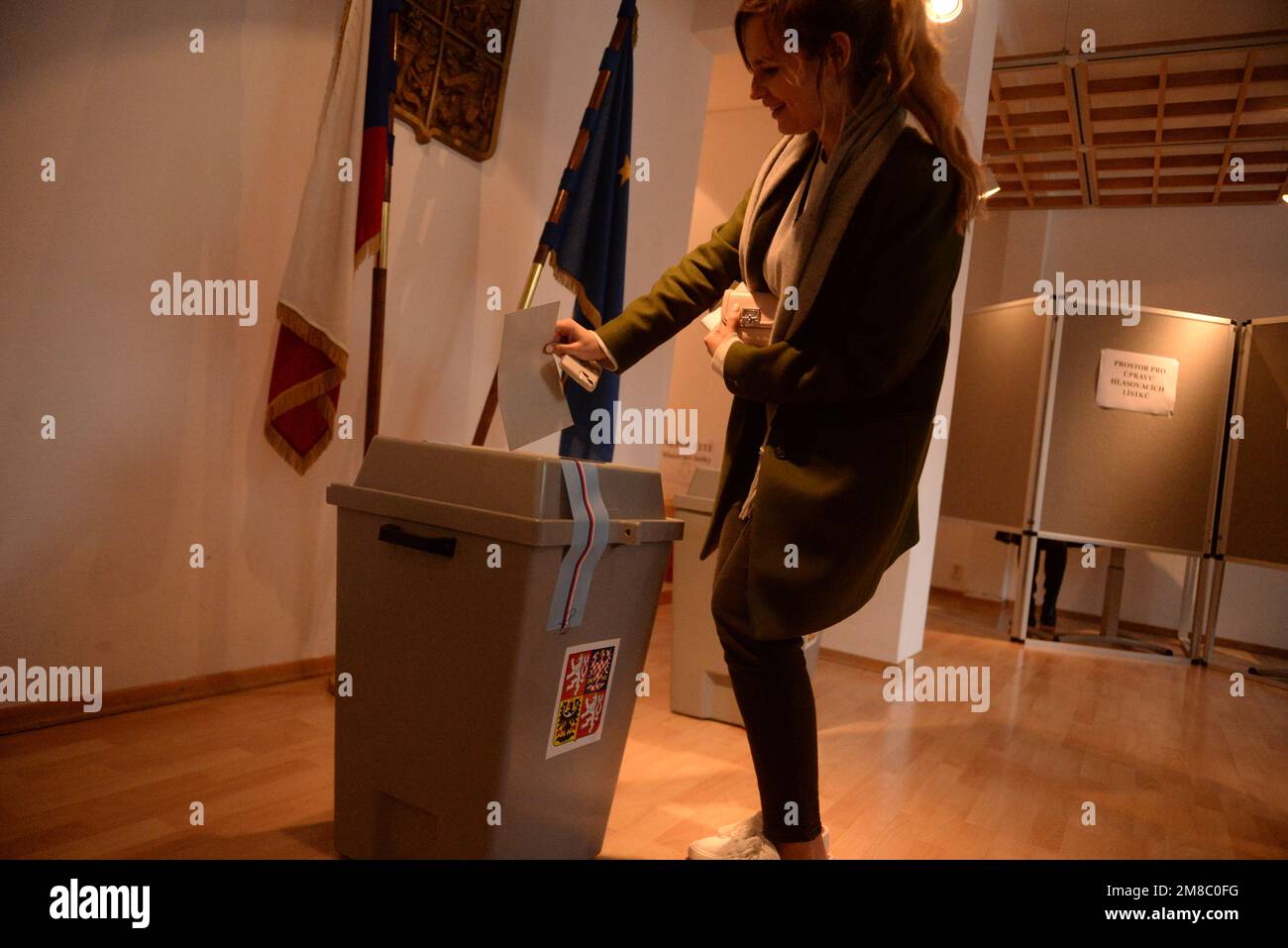 Bruxelles, Belgique. 13th janvier 2023. Une femme vote dans un bureau de  vote au premier tour de l'élection présidentielle à l'ambassade de  République tchèque à Bruxelles, au 13 janvier 2023. Crédit :