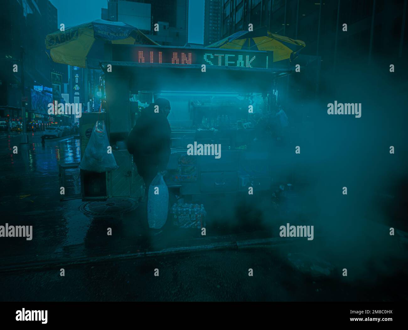 Un vendeur de rue dans les rues de New York un jour sombre Banque D'Images